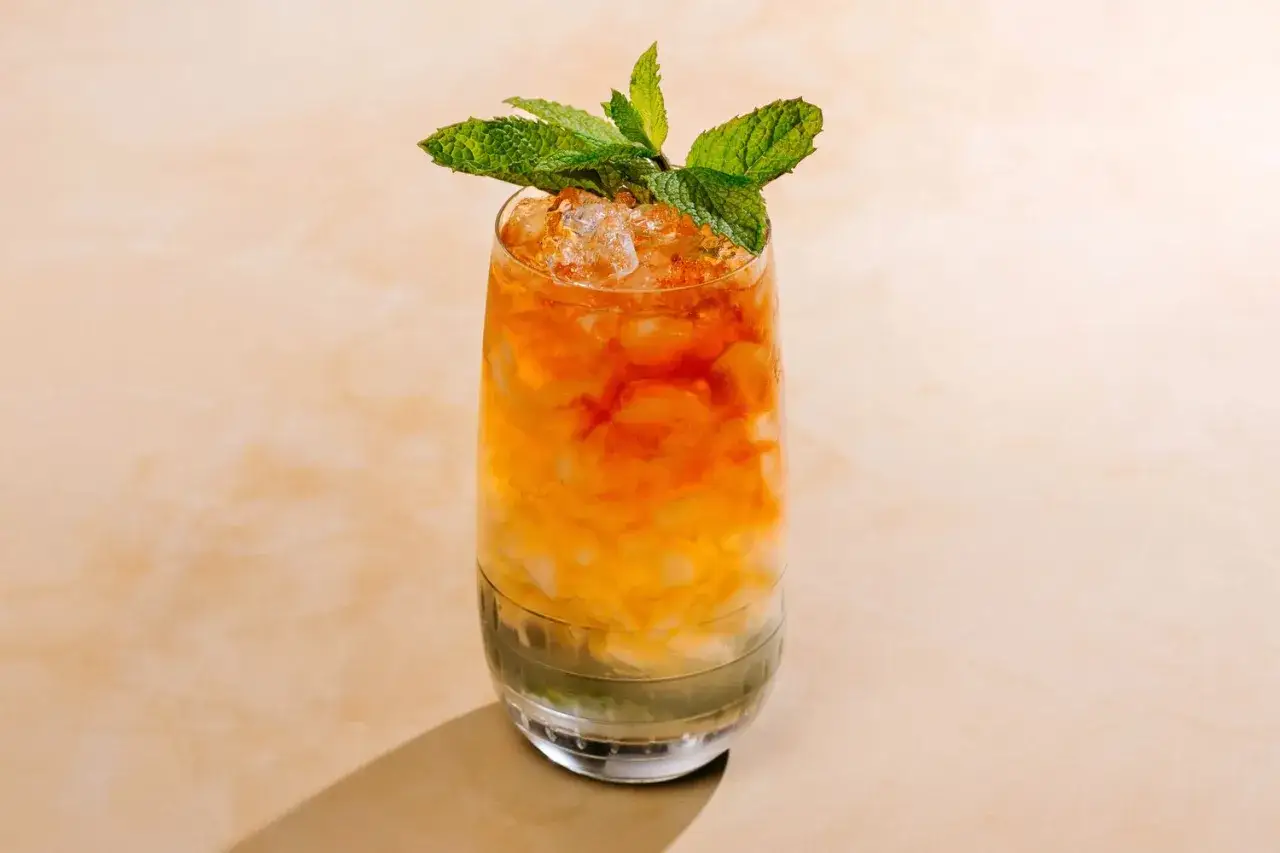 En uppfriskande drink med is och mynta, som p&aring;minner om en old cuban.