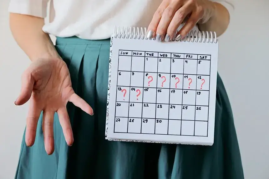 kobieta z kalendarzem cyklu menstruacyjnego nieregularne miesiączki