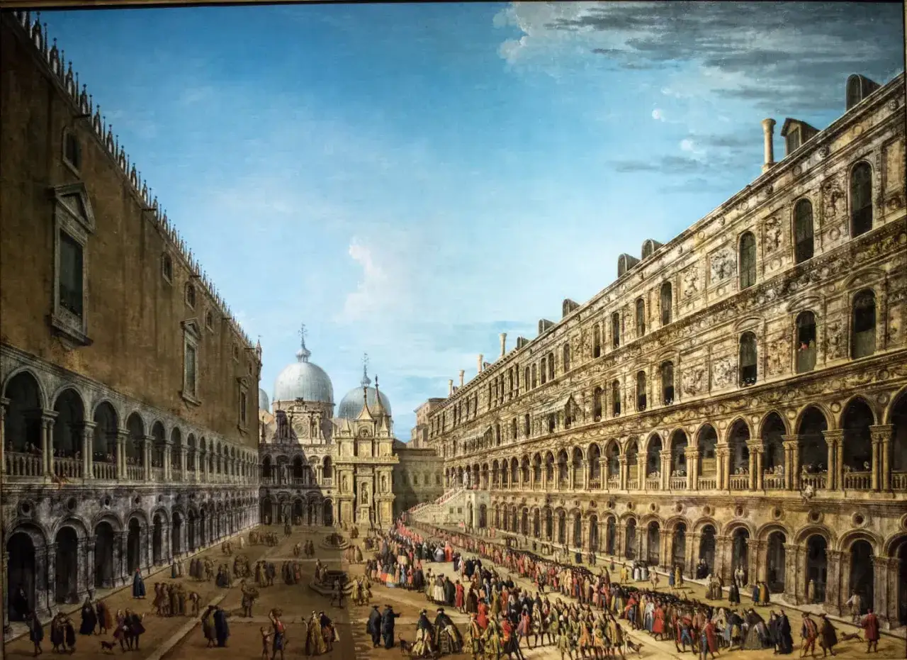 Sc&egrave;ne anim&eacute;e sur la place Saint-Marc, avec le Palais des Doges et la basilique. Une foule nombreuse d&eacute;ambule, t&eacute;moignant de la riche histoire du lieu.