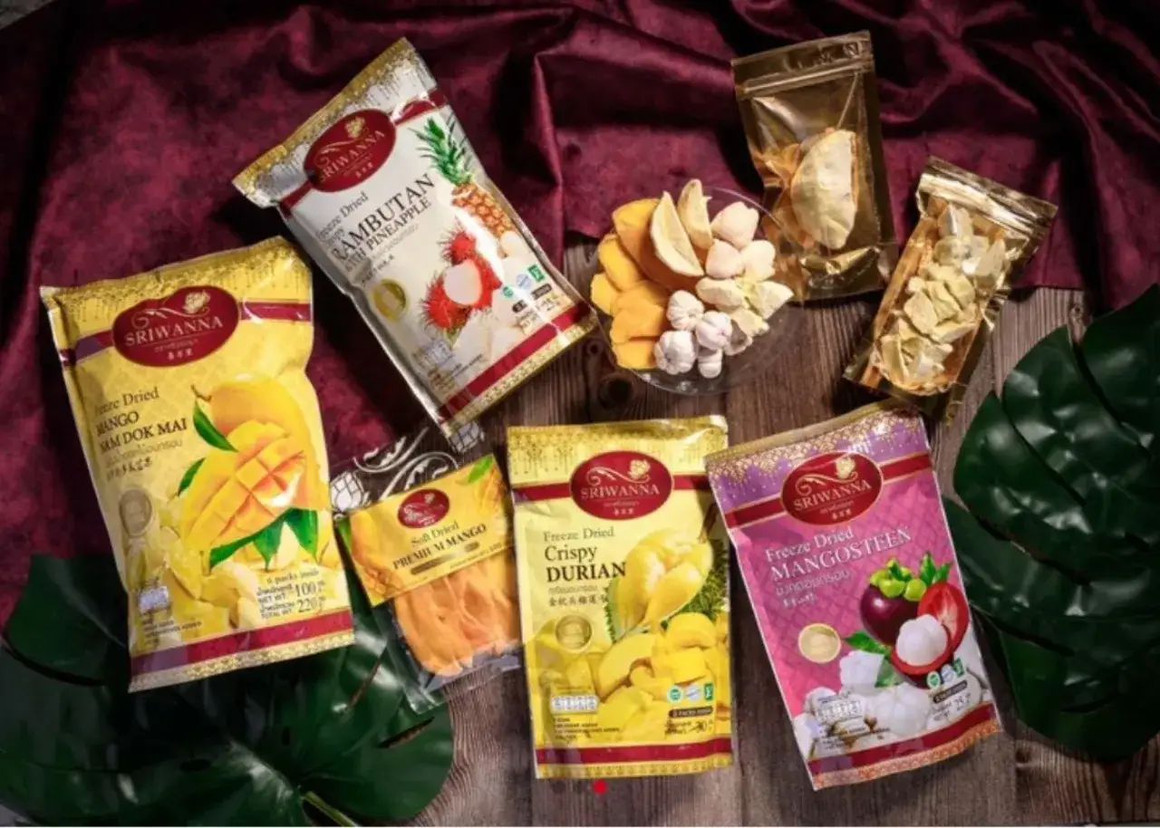 Suszone owoce z Tajlandii: mango, rambutan z ananasem, durian, mangostan. Idealne, by co kupić w Tajlandii na pamiątkę.