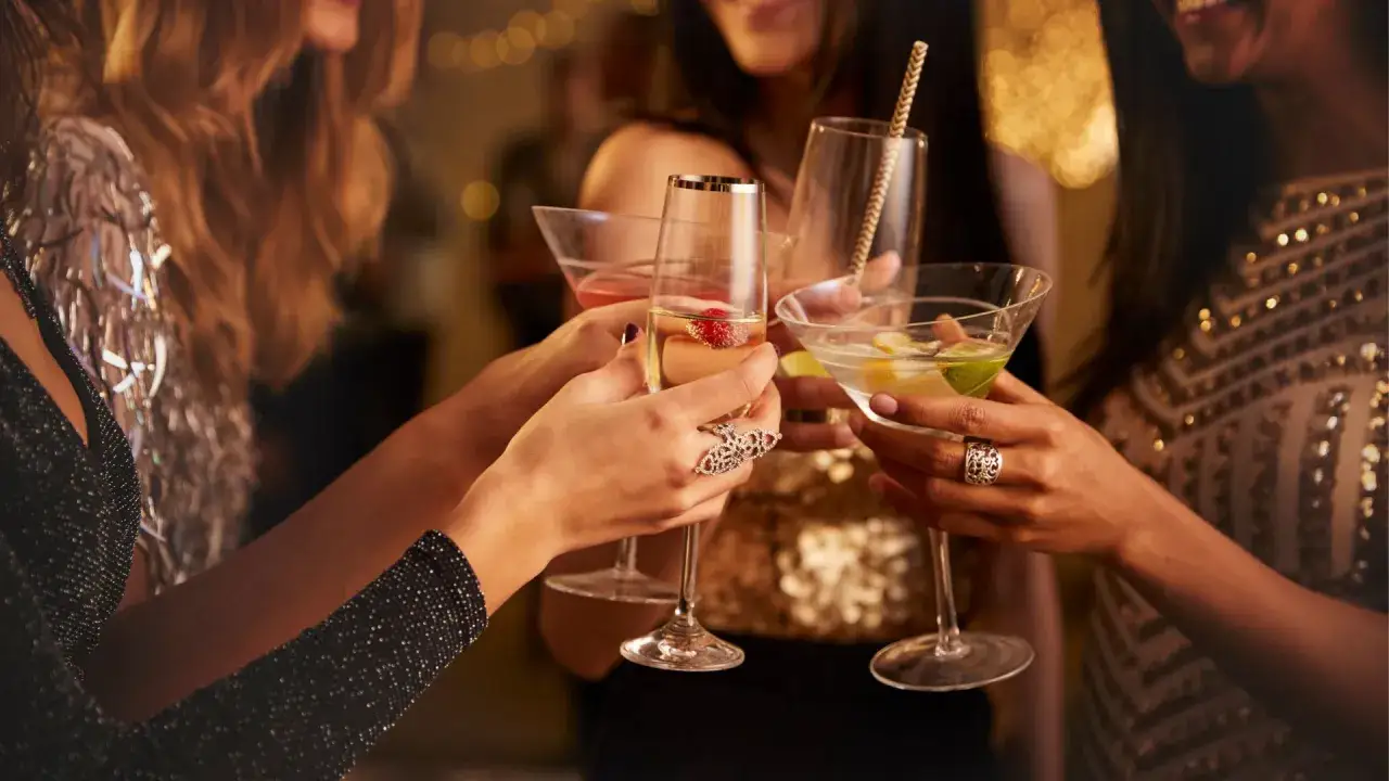 Brindis de mujeres con copas de c&oacute;ctel en una celebraci&oacute;n. &iexcl;La barra libre de la boda est&aacute; en su apogeo!