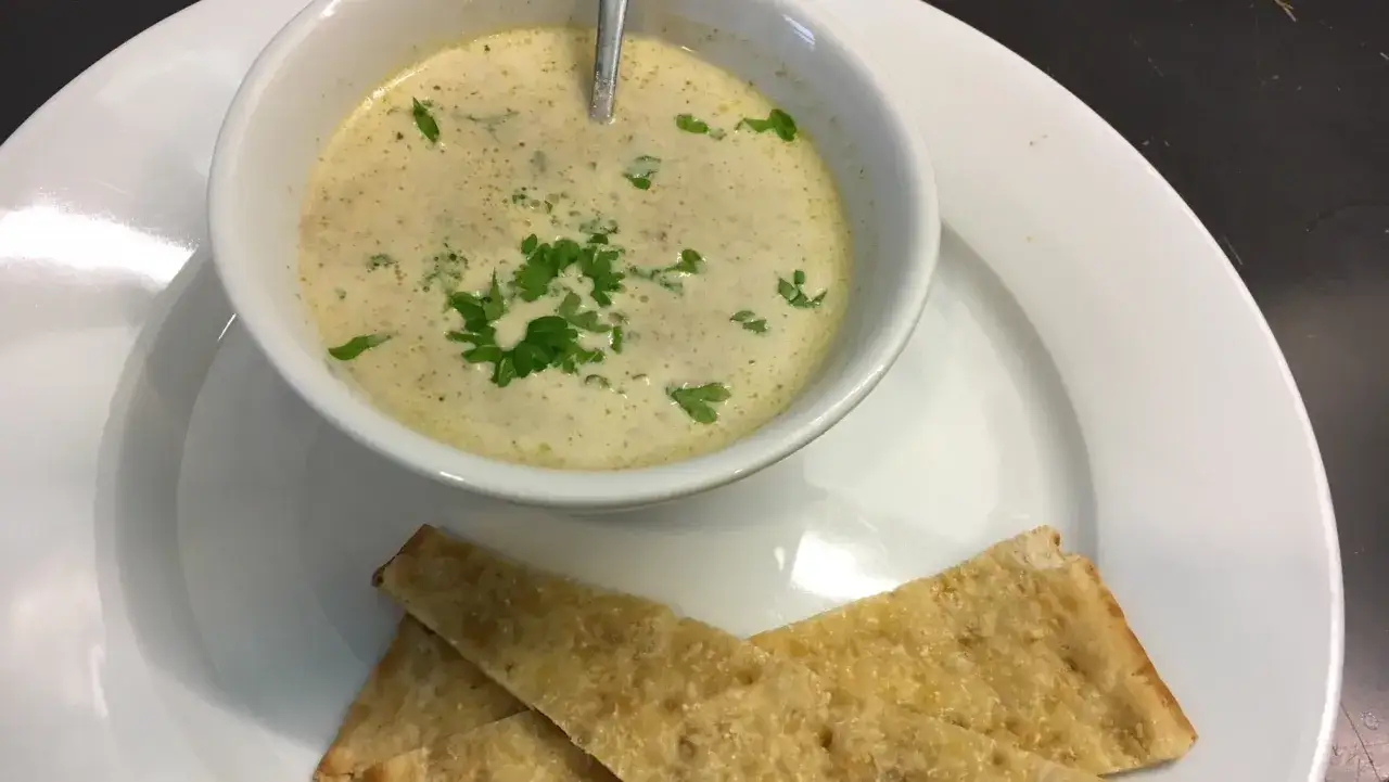 Krämig trattkantarellsoppa med persilja och knäckebröd. Ett enkelt trattkantarellsoppa recept för en mysig stund.