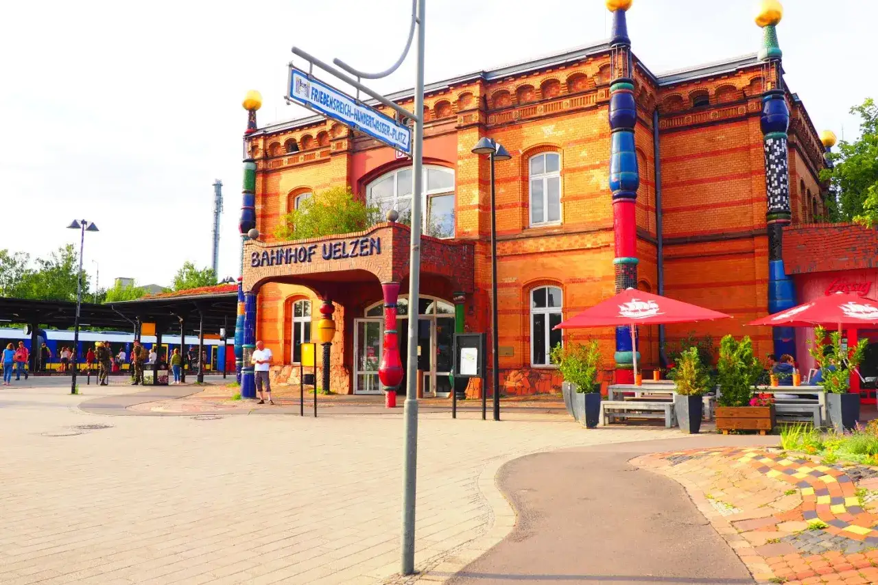Der bunte Hundertwasser Bahnhof Uelzen mit seinen S&auml;ulen und Mosaiken ist ein architektonisches Kunstwerk.