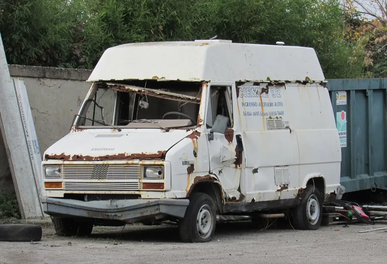 Furgoneta Fiat Ducato 2.3 Multijet 130 CV abandonada, con óxido y parabrisas roto. Parece tener serios problemas.