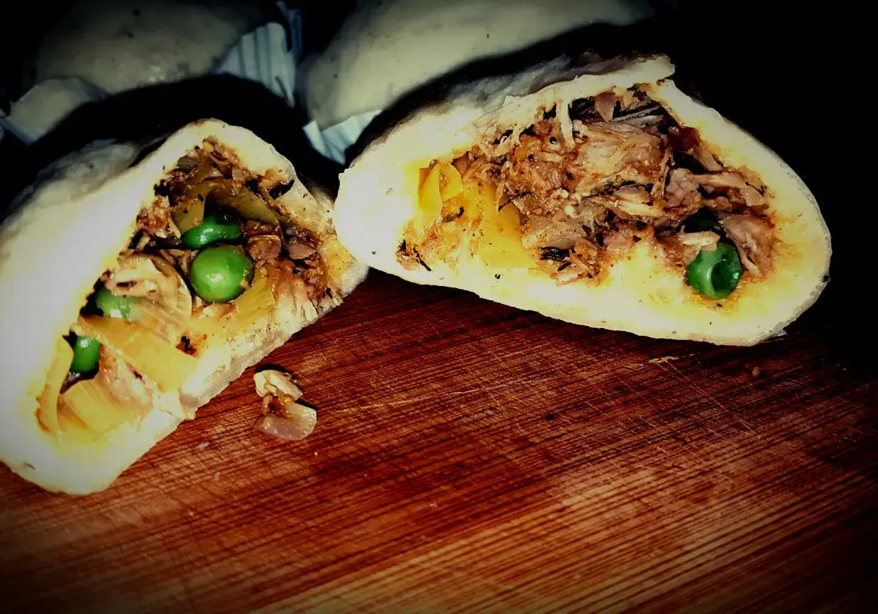 Pierożki baozi z soczystym mięsem, groszkiem i cebulką, gotowe do zjedzenia.