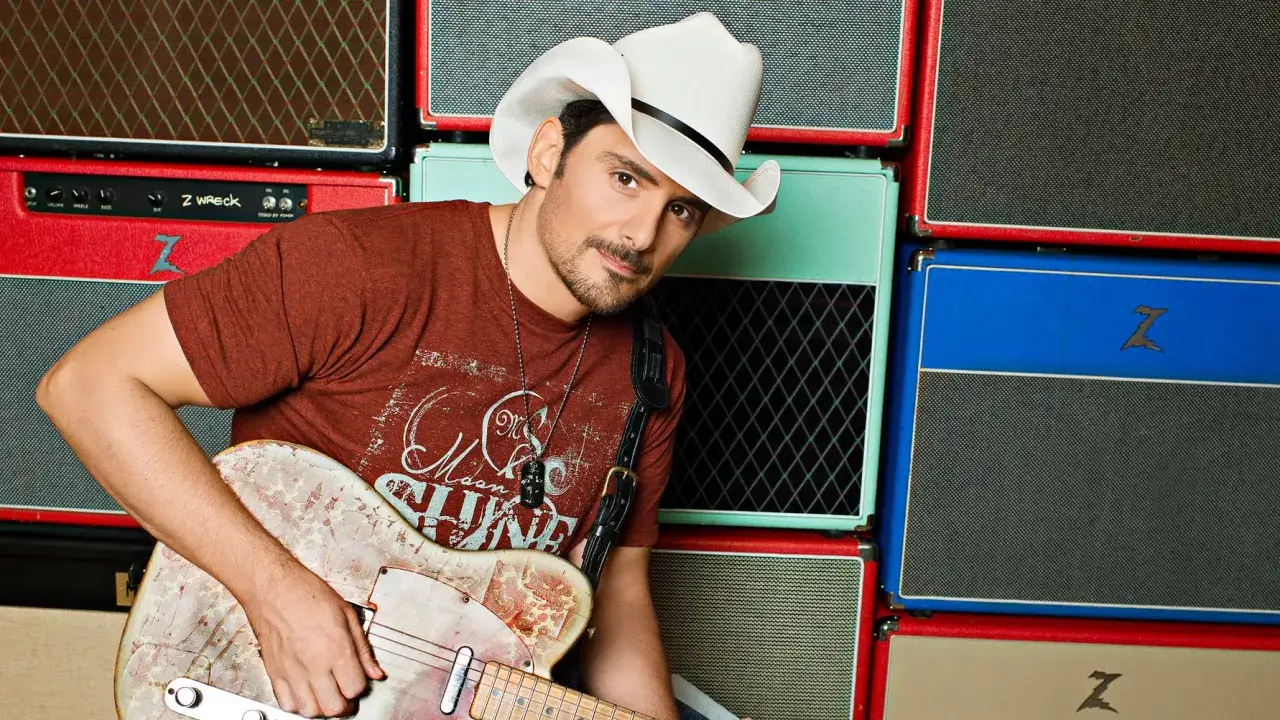 Brad Paisley i Stockholm, redo att rocka med sin gitarr bland färgstarka förstärkare.