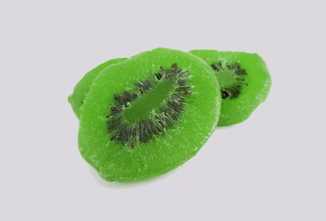 Plasterki kandyzowanego kiwi, zielone i błyszczące, z ciemnymi pestkami. Może to wyjaśniać, dlaczego kiwi nie scina galaretki.