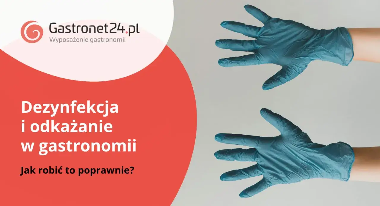 Dwie dłonie w niebieskich rękawiczkach, symbolizujące mycie i dezynfekcję w gastronomii. Tekst: 