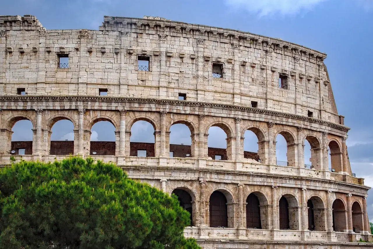 El Coliseo Romano, una maravilla arquitectónica, se alza imponente con sus arcos y piedra antigua.