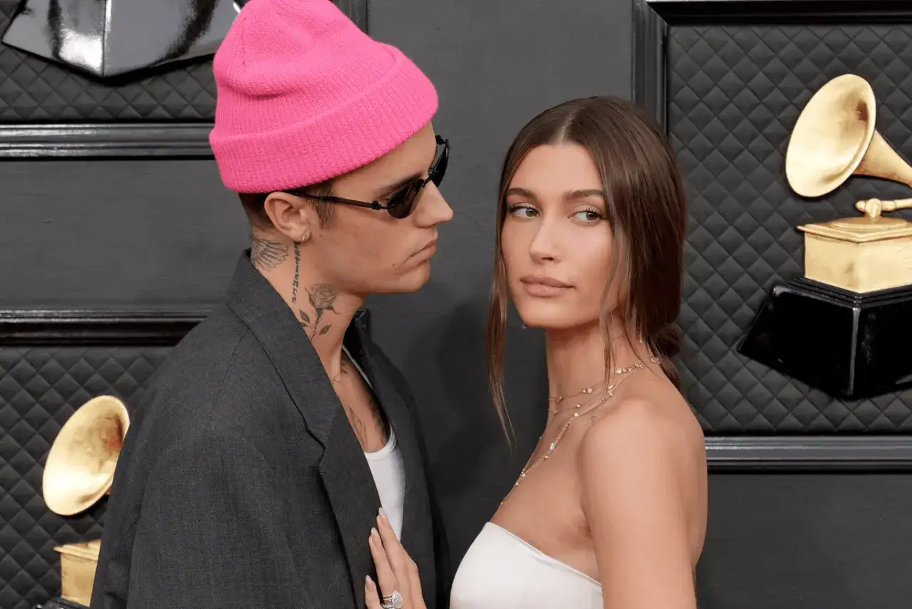 Justin Bieber w różowej czapce i Hailey Bieber na gali Grammy. Wyglądają jakby świętowali, kiedy Justin Bieber ma urodziny.