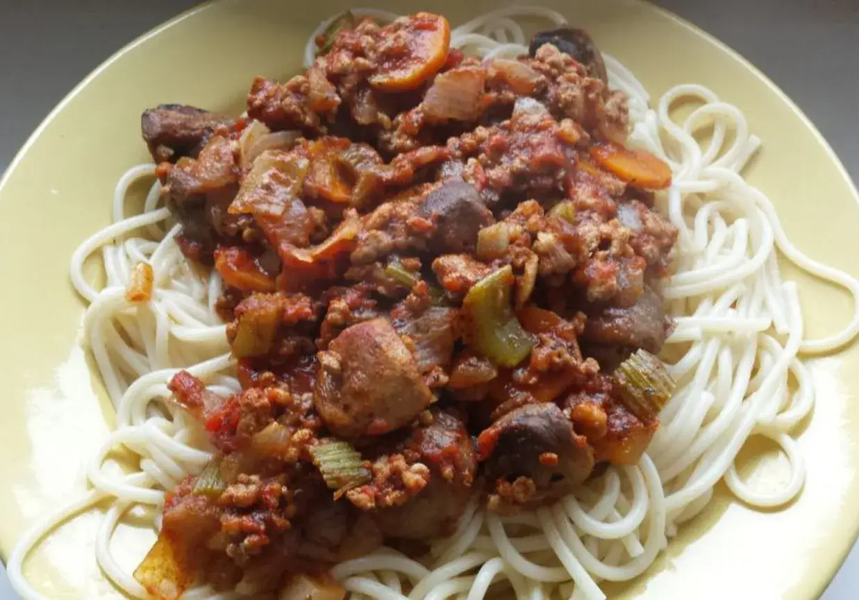 spaghetti z selerem naciowym i mięsem mielonym