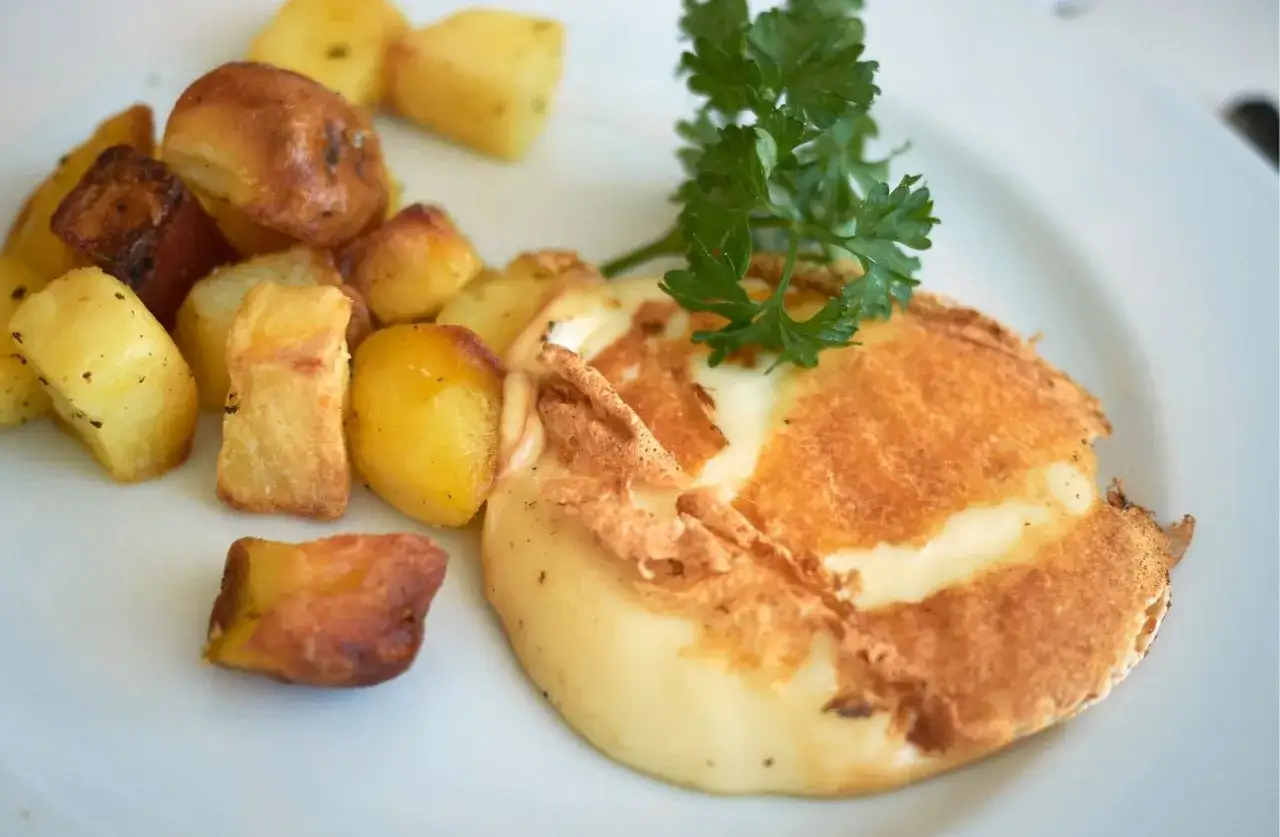 Smażony ser scamorza z ziemniakami i natką pietruszki. Idealny sposób, by jeść ser scamorza!
