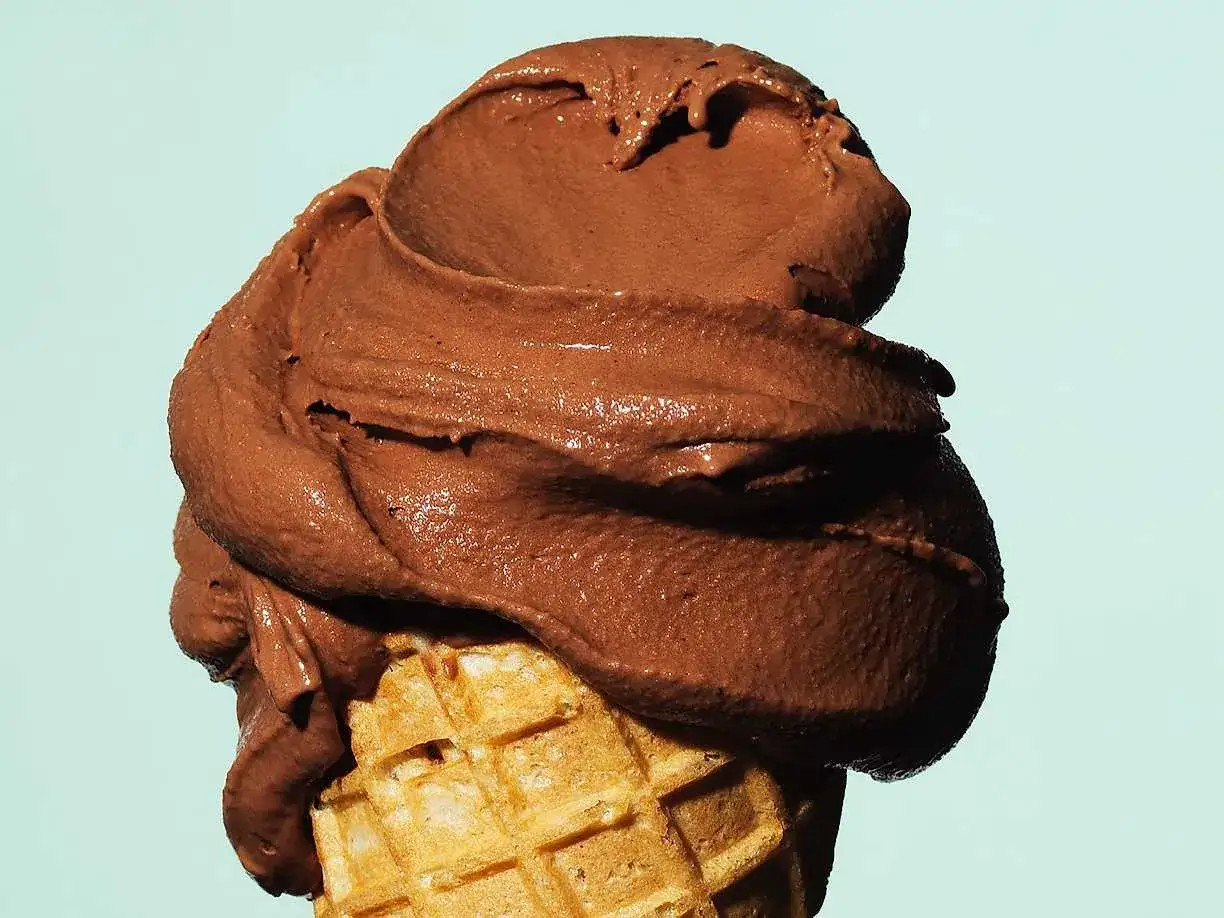 En krämig chokladglass i ett våfflat strut. Perfekt för ett enkelt chokladglass recept.