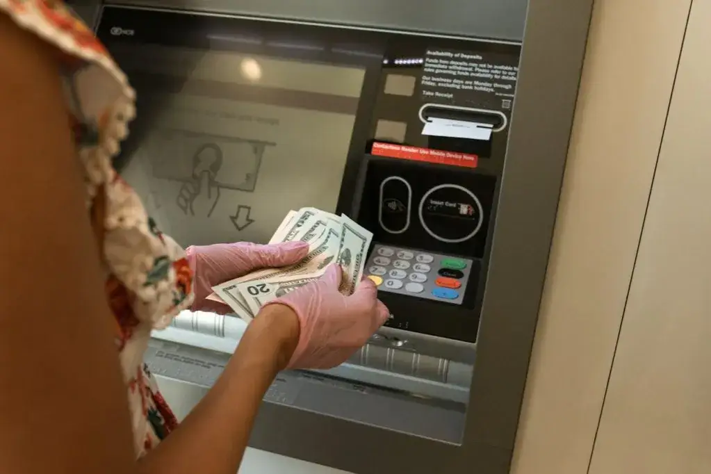 Bankomat zagraniczny opłaty DCC surcharge