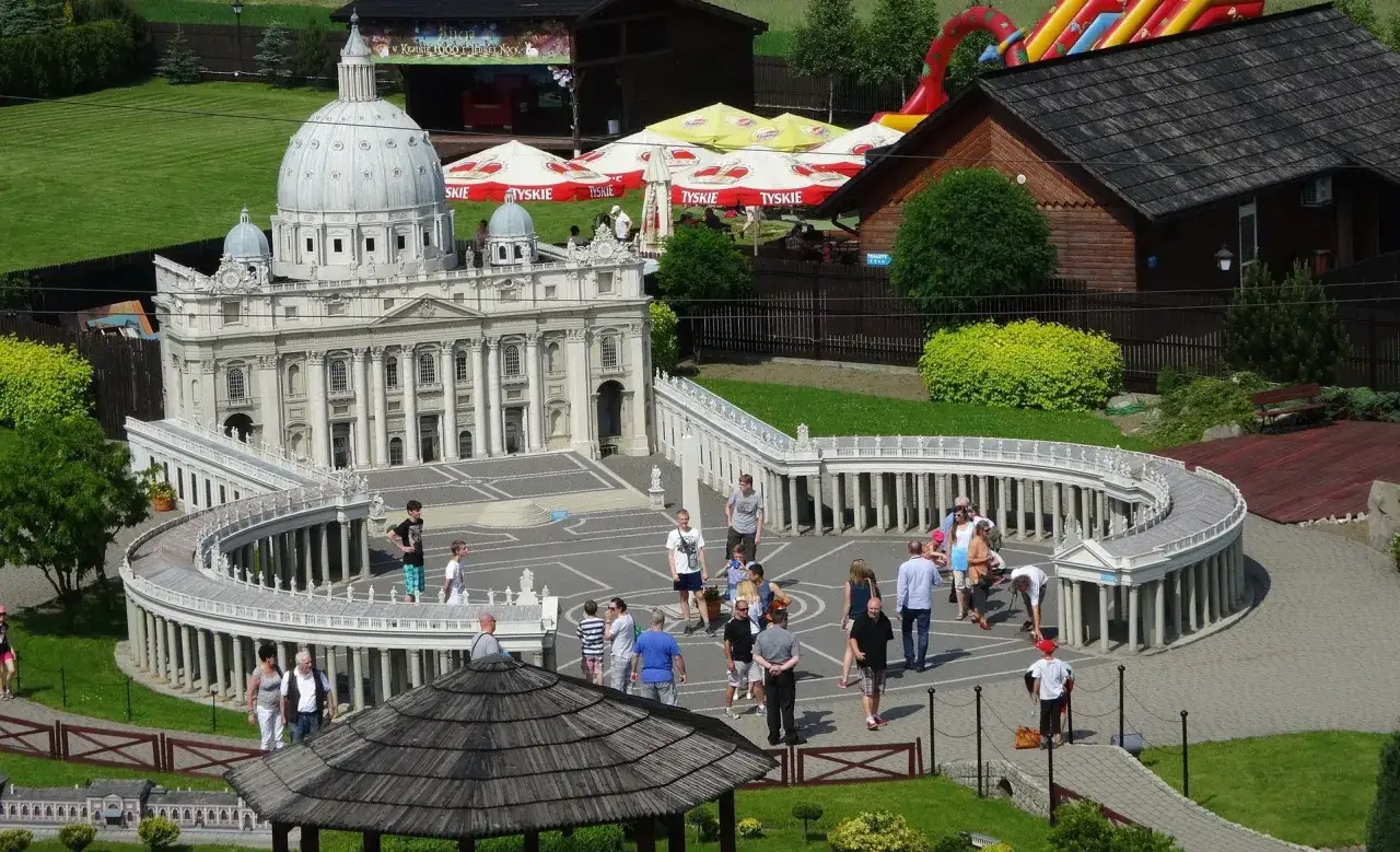 Miniaturowa Bazylika św. Piotra i plac otoczony kolumnadą, część atrakcji parków miniatur w Polsce.