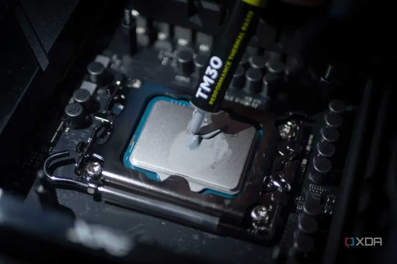 Applicerar thermal paste svenska p&aring; en dators processor f&ouml;r optimal kylning.