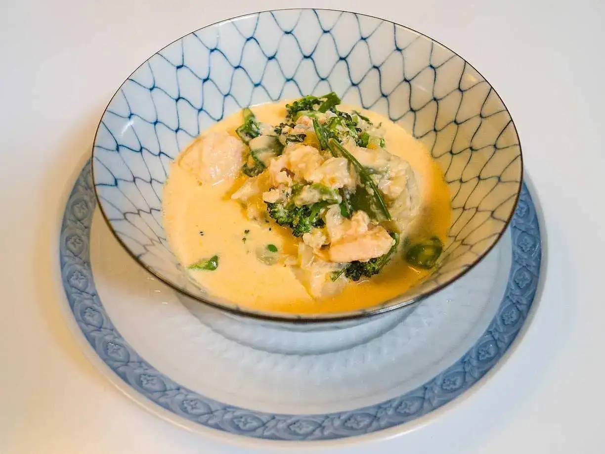 Krämig fisksoppa med lax och broccoli. Ett enkelt och gott fisksoppa recept för en mysig middag.