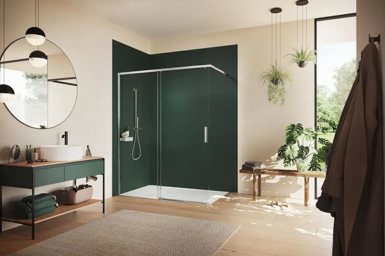 Moderne Dusche mit dunkler Wandfarbe, die tolle badezimmer farbe ideen liefert. Helle Wände und Holzmöbel schaffen Kontrast.