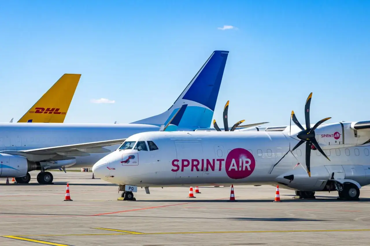 Samolot Sprint Air na lotnisku. W tle samolot DHL i inny z niebieskim ogonem. Loty Bari Katowice.