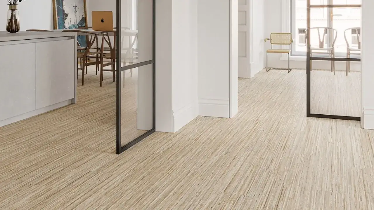 Suelos de madera clara con vetas marcadas, ideales para casas modernas.