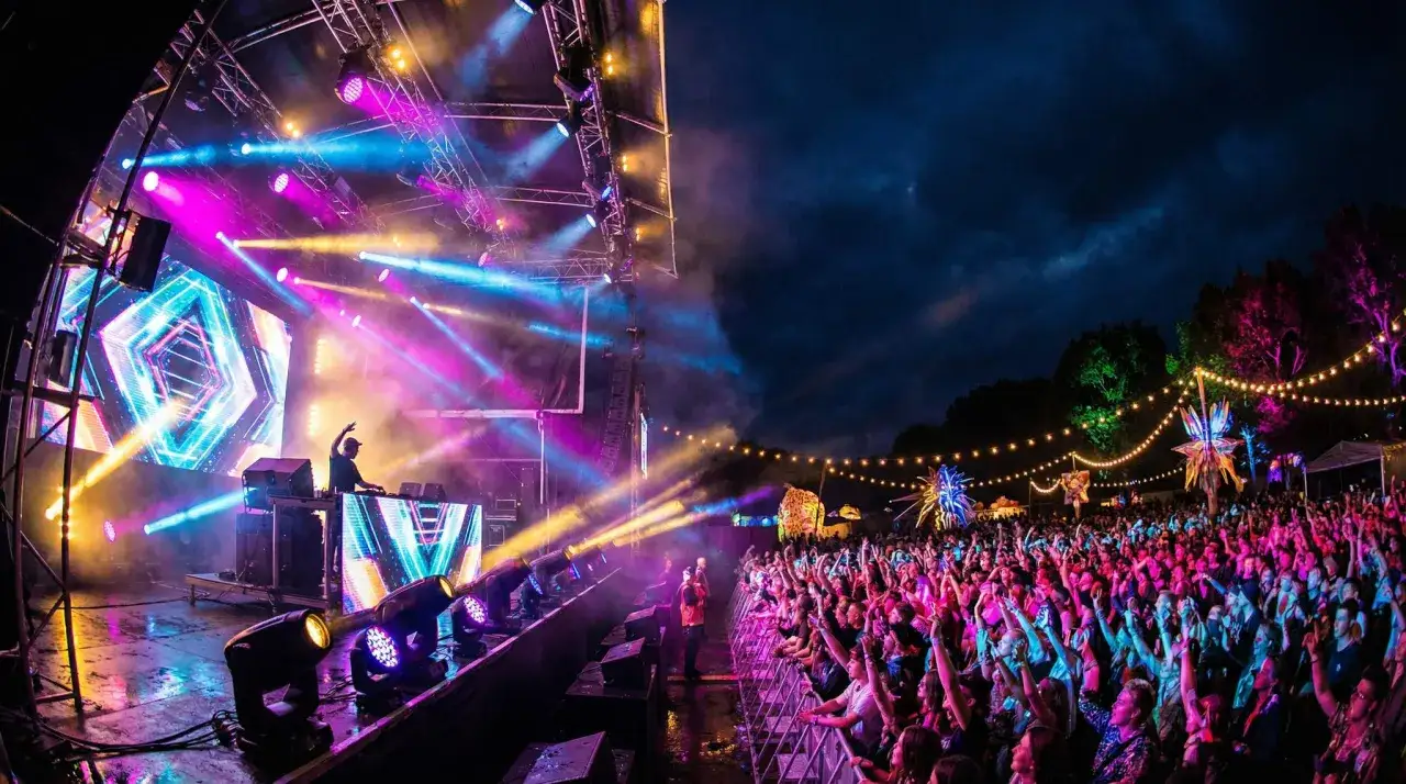 DJ na scenie, tłum na festiwalu, światła i dekoracje tworzą magiczną atmosferę. To jeden z tych festiwali na świecie, które zapadają w pamięć.