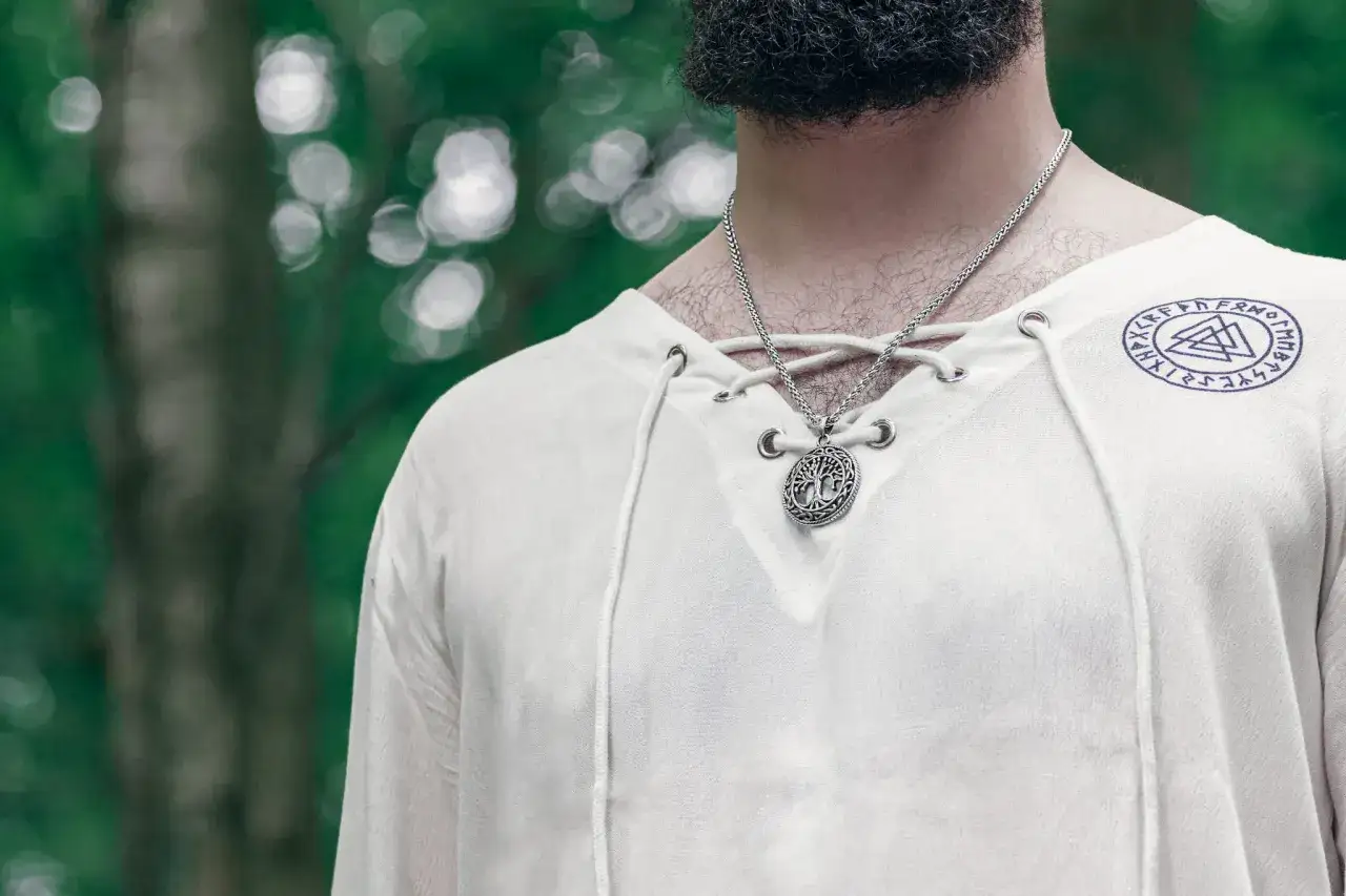 R&oacute;żne style naszyjnik&oacute;w Drzewo Życia