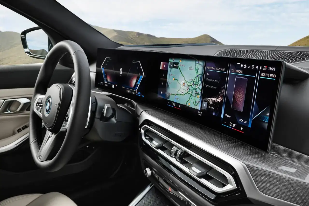 BMW Serii 3 Touring G21 wnętrze curved display