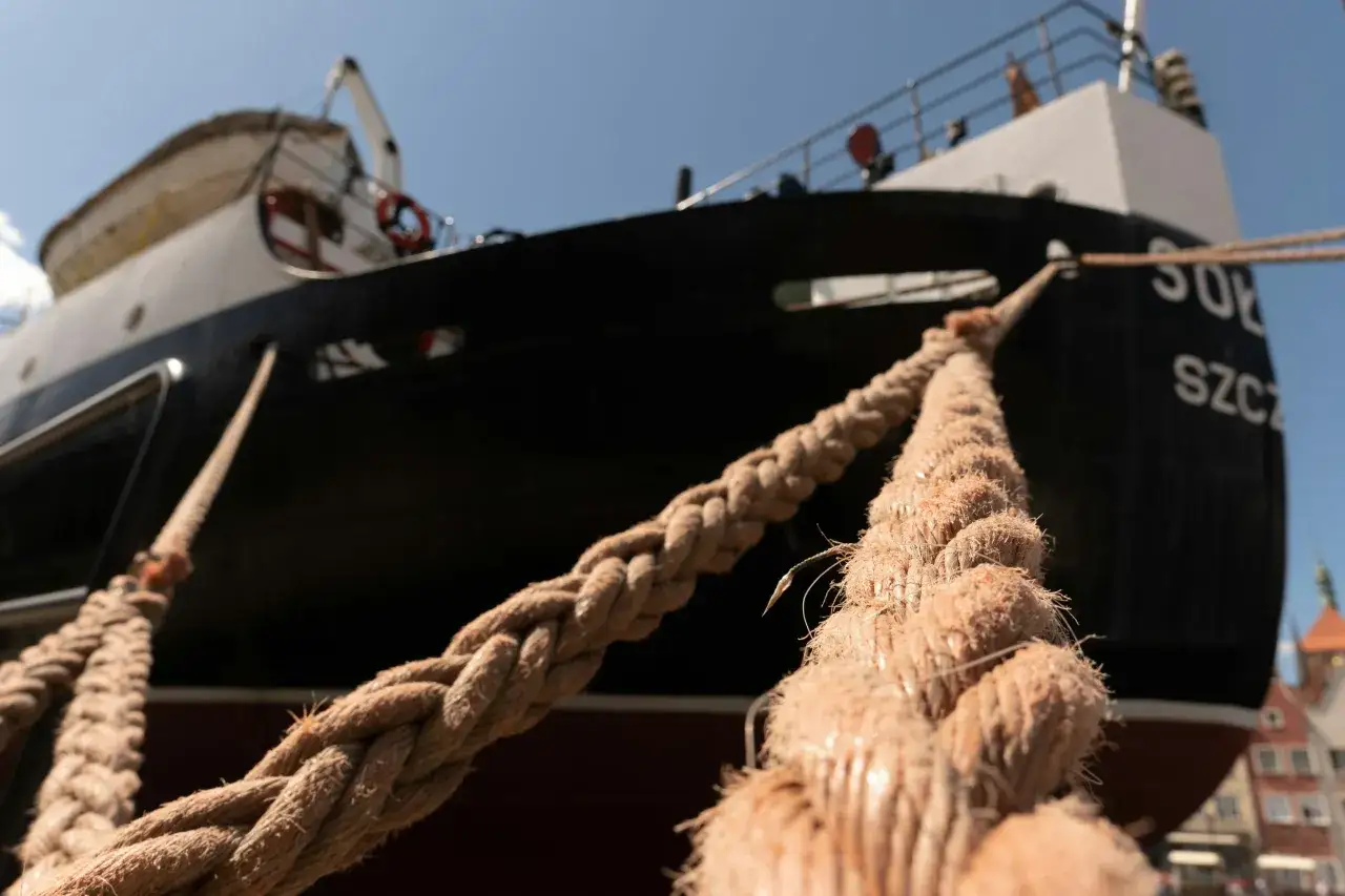 bateau amarré au ponton avec amarres avant arrière et ressorts