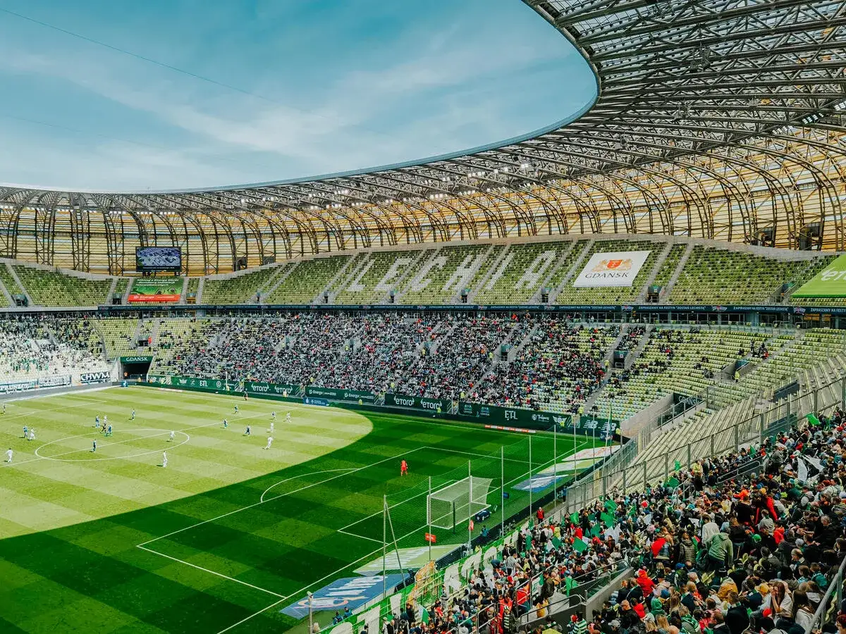 Widok na murawę i trybuny Polsat Plus Arena Gdańsk podczas meczu.