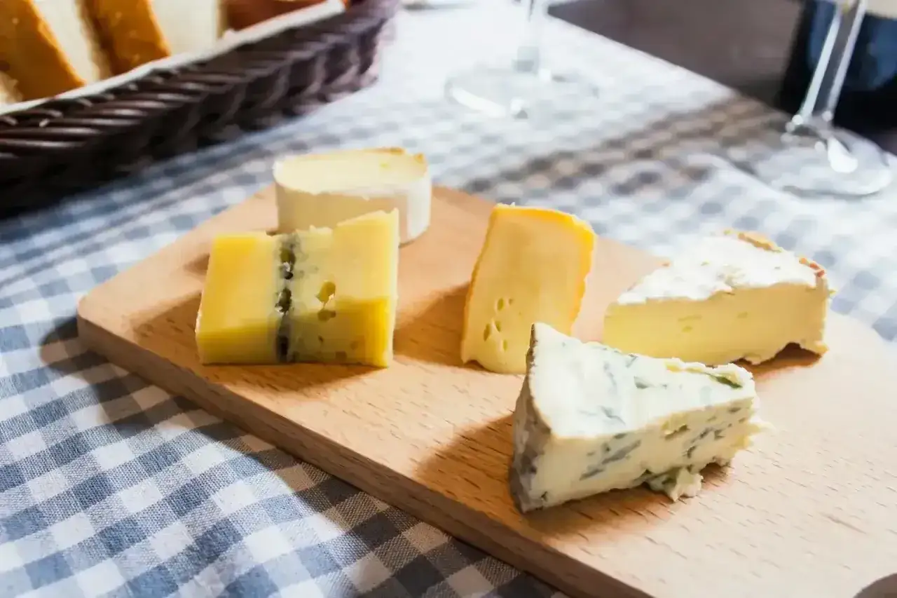 Deska ser&oacute;w z niebieską pleśnią i innymi włoskimi serami z mleka krowiego, gotowa do degustacji.