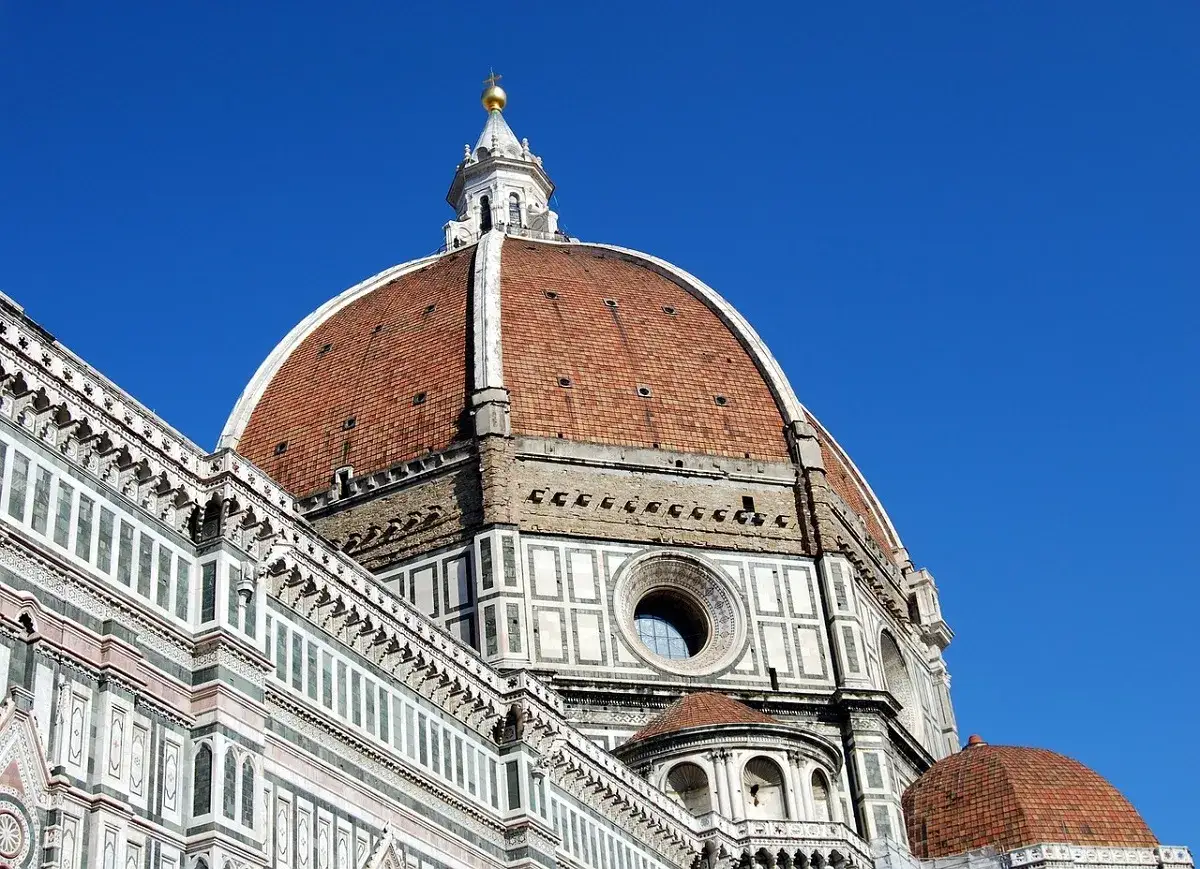 La cupola di Santa Maria del Fiore, un capolavoro architettonico, domina il cielo azzurro di Firenze.
