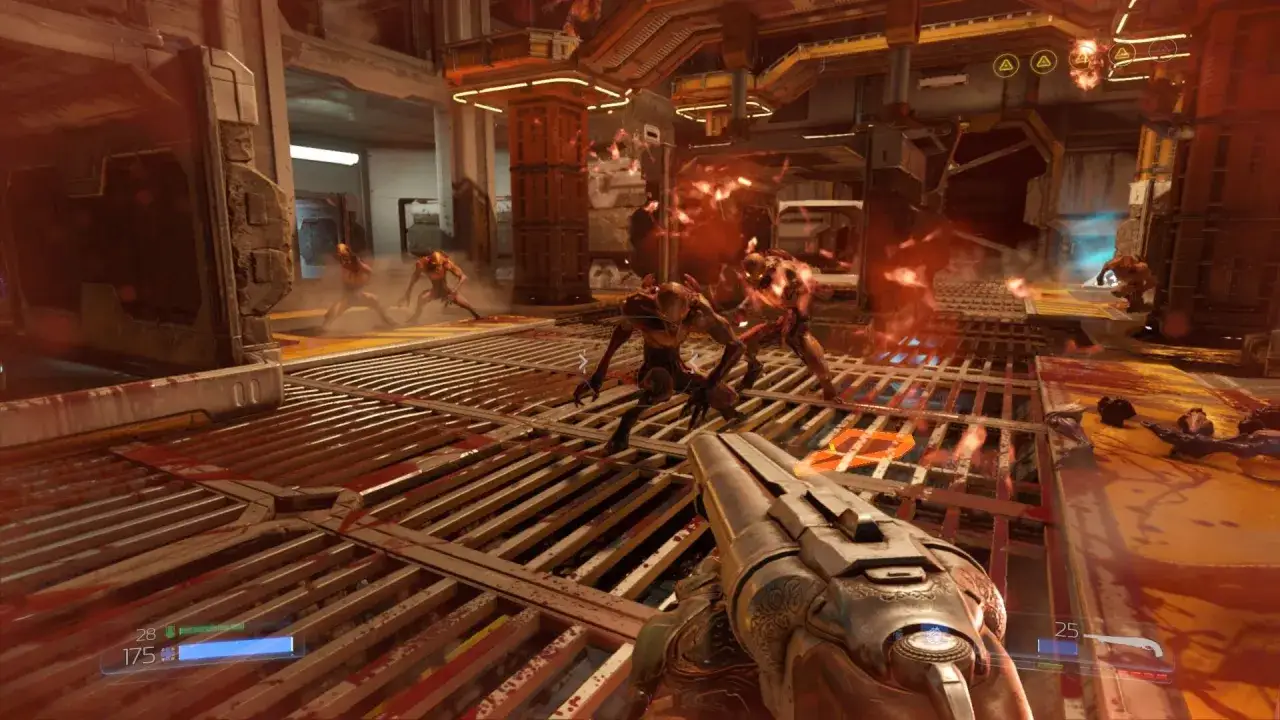 Gracz w Doom 4 walczy z demonami na metalowej platformie. Wokół krew i płomienie.