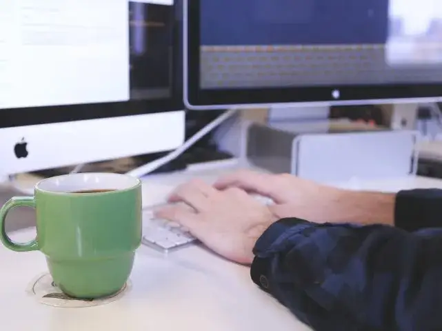 autor pracujący nad self-publishingiem książki na komputerze