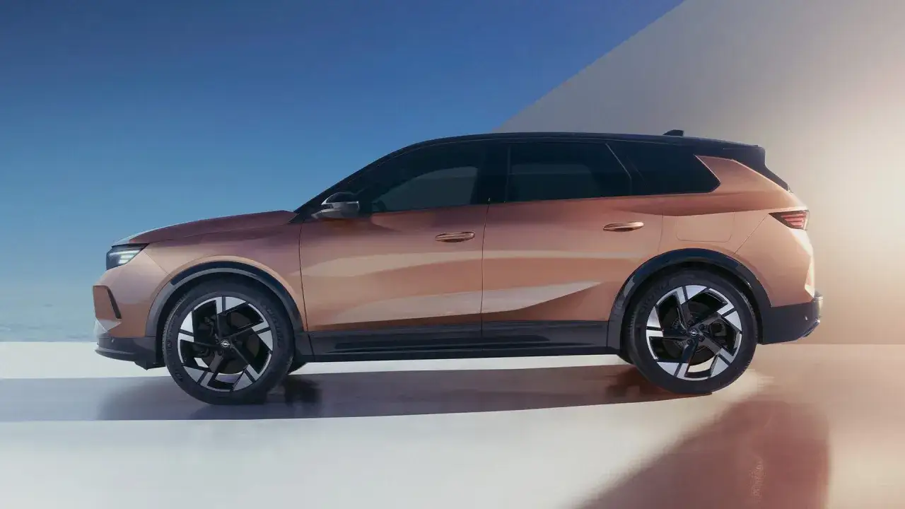 En kopparfärgad Opel Grandland står på ett podium. Inga problem syns med bilen.