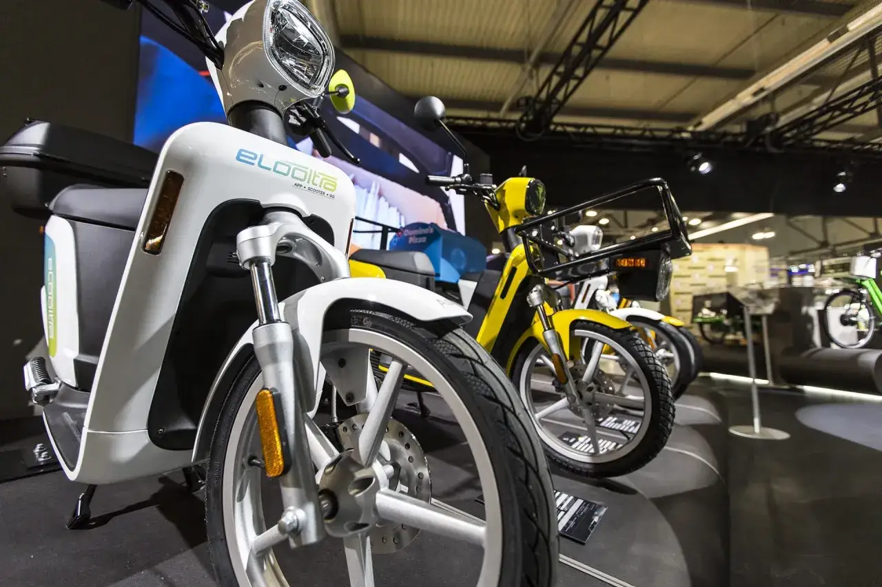 Biała i ż&oacute;łta karta motorowerowa na wystawie.