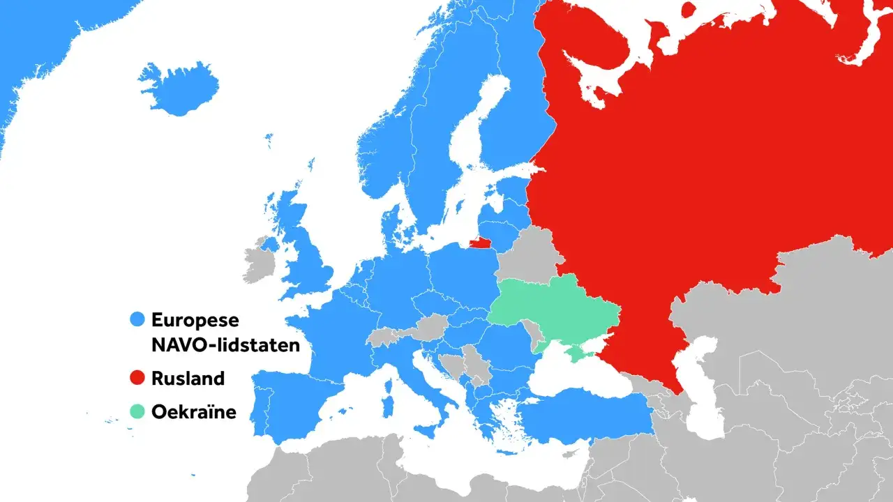 Kaart van Europa met NAVO-landen (blauw), Rusland (rood) en Oekra&iuml;ne (groen). De verdeling suggereert een nieuwe koude oorlog.