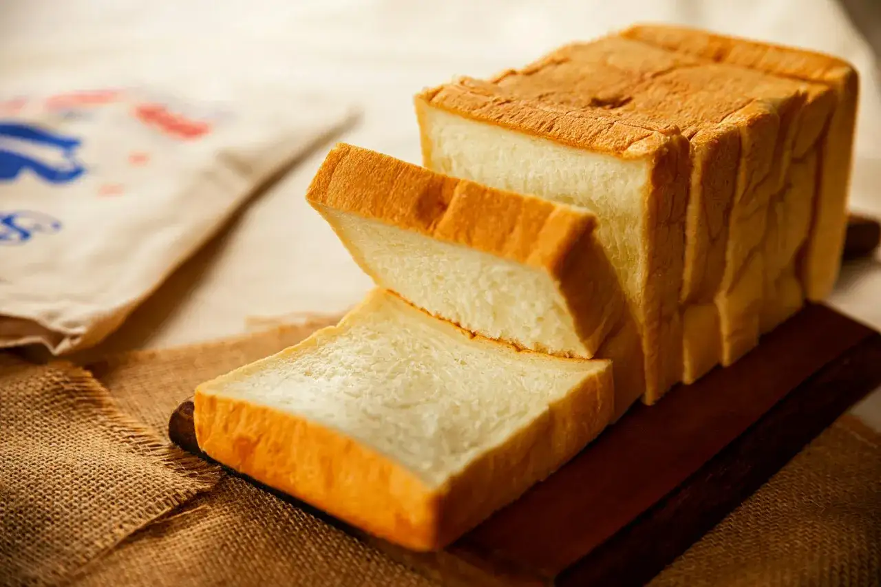 Tranches de pain de mie dor&eacute;es, pr&ecirc;tes &agrave; &ecirc;tre d&eacute;gust&eacute;es. Le plaisir de faire du pain maison.