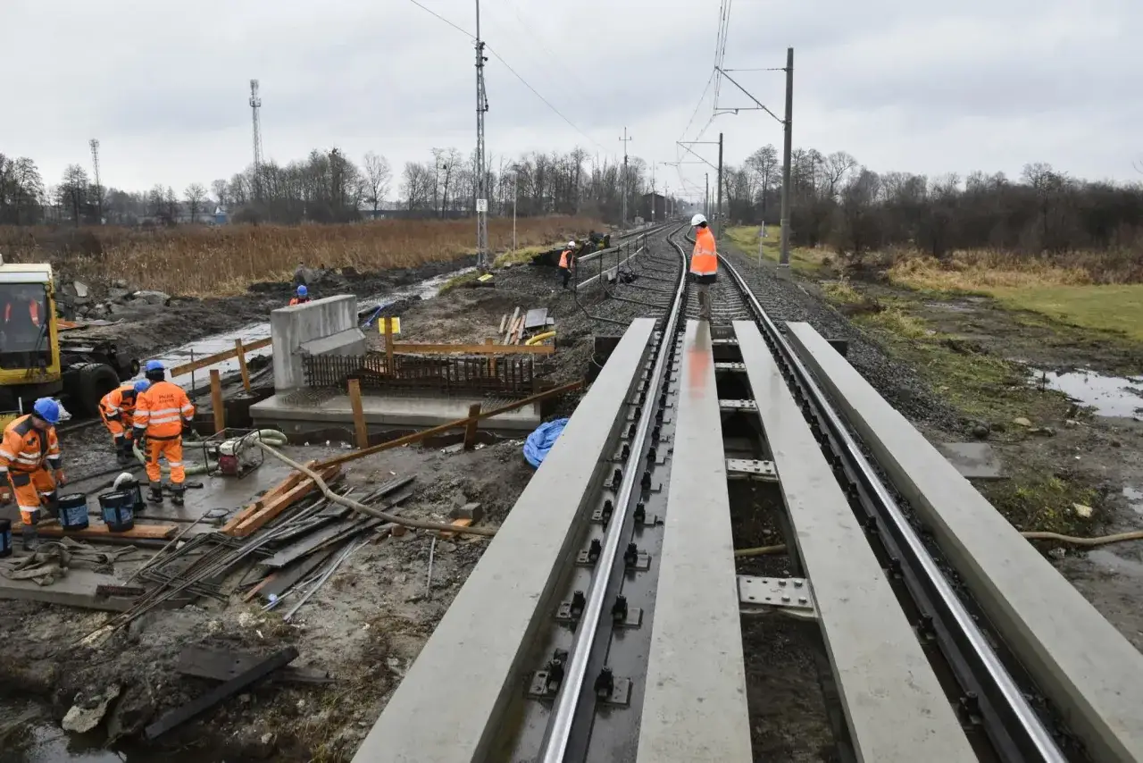 Budowa torów kolejowych, robotnicy w pomarańczowych kamizelkach. Czy to odpowiedź na pytanie, dlaczego Koalicja Obywatelska forsuje zmiany w funduszu kolejowym kosztem dróg?