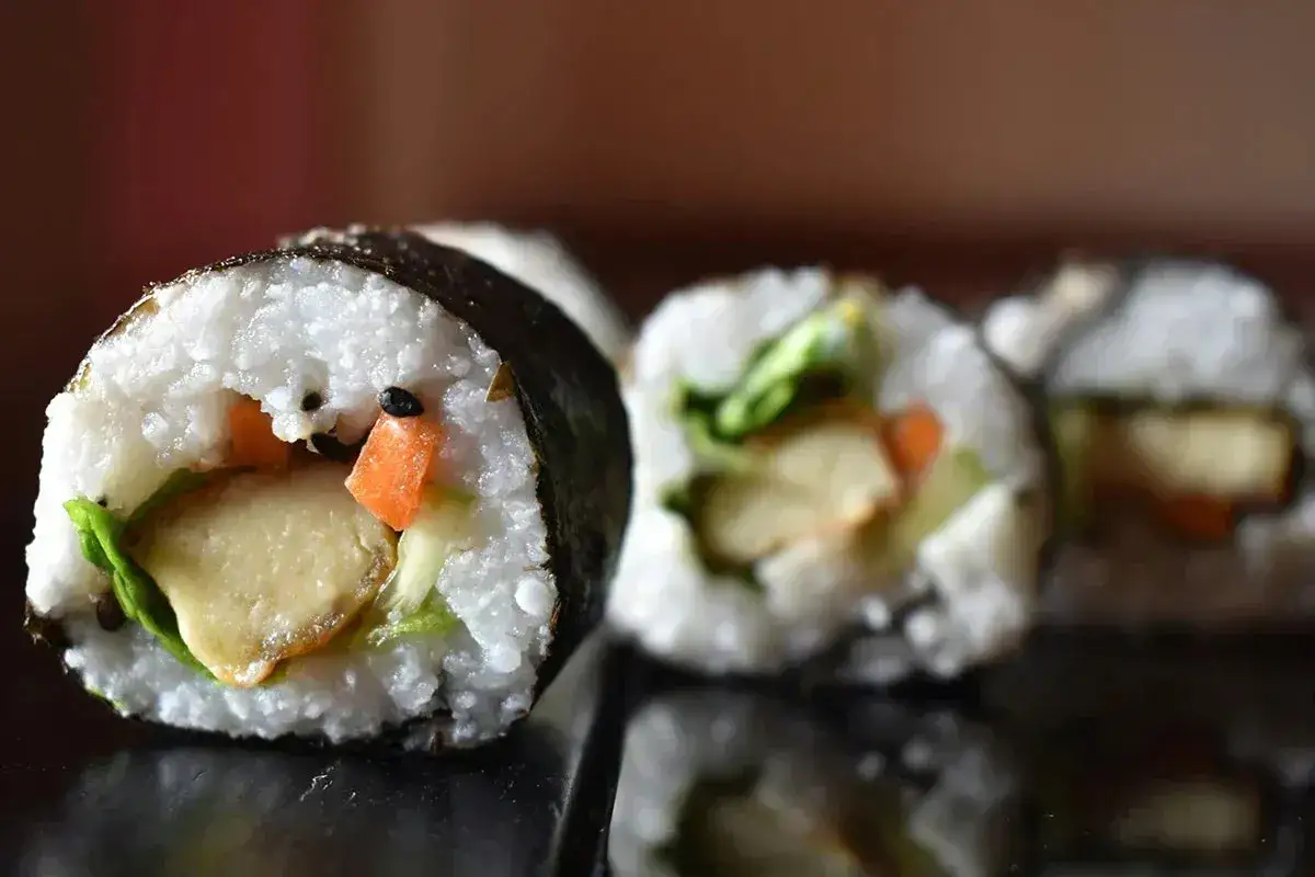 Smaczny futomak z ryżem, nori, warzywami i kawałkiem tofu.