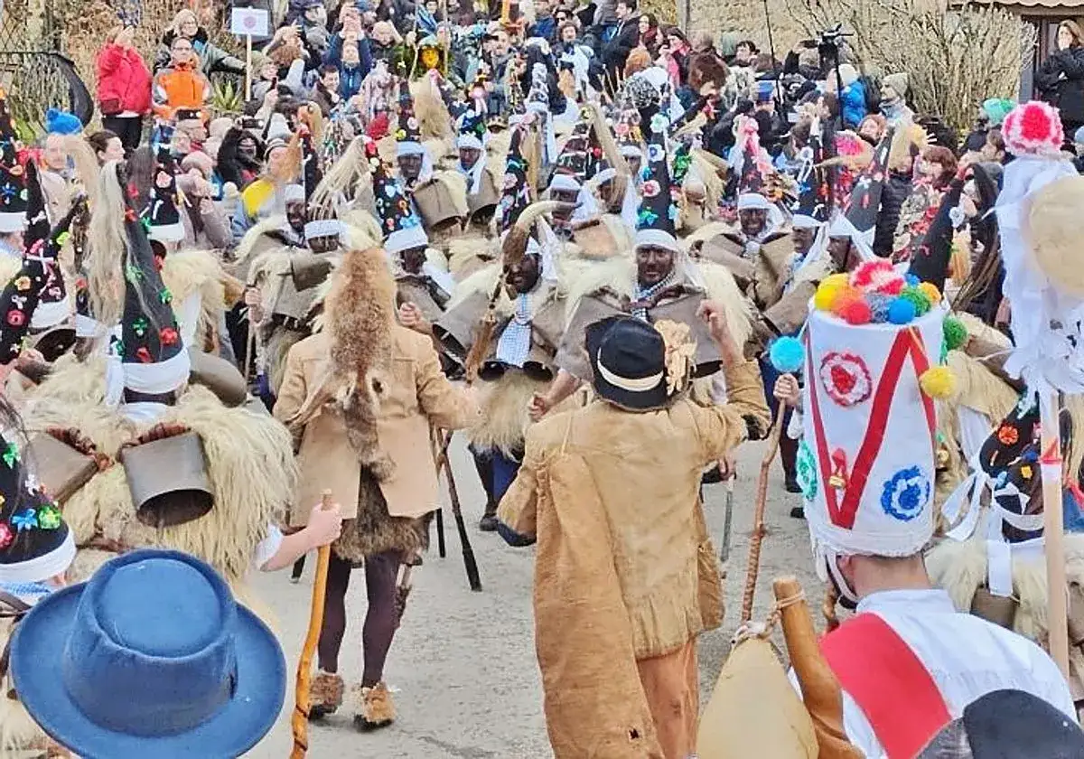 Gente disfrazada participa en las fiestas de molledo, con trajes peludos, sombreros c&oacute;nicos y m&aacute;scaras.