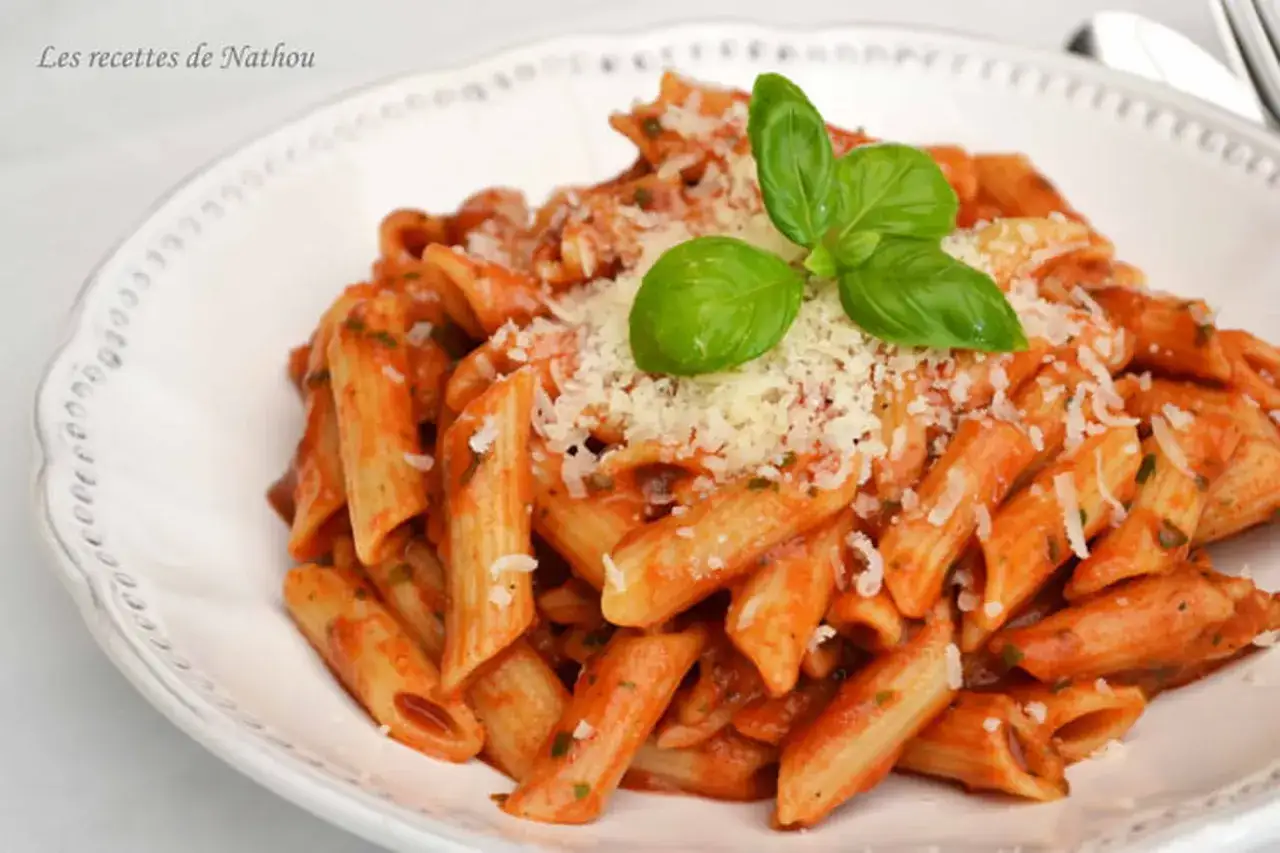 Délicieuse recette pâte italienne sauce tomate, garnie de parmesan et de basilic frais. Un plat simple et savoureux.