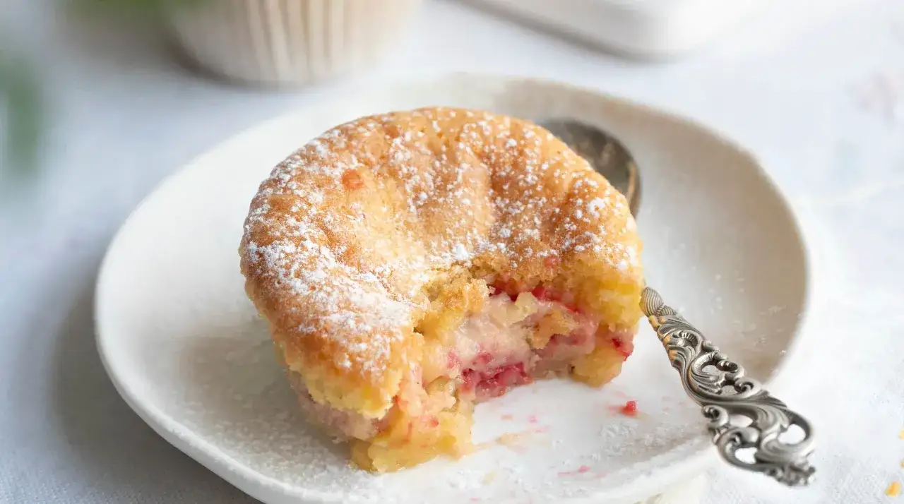En kladdig muffins med hallonfyllning, pudrad med florsocker. Perfekt för fikat!