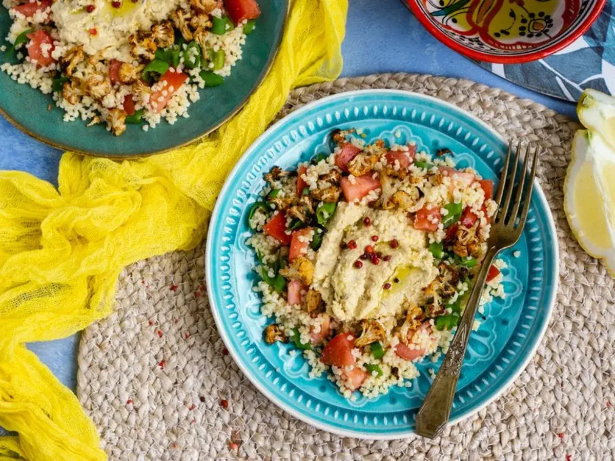tabbouleh podane z hummusem i pitą