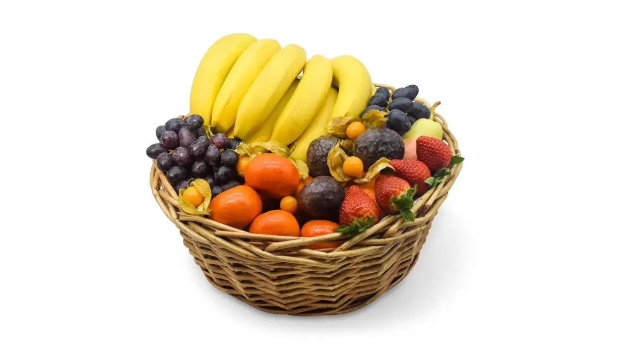 En korg full av färsk frukt, perfekt för frukt på jobbet. Innehåller bananer, vindruvor, jordgubbar, physalis, passionsfrukt och mandariner.