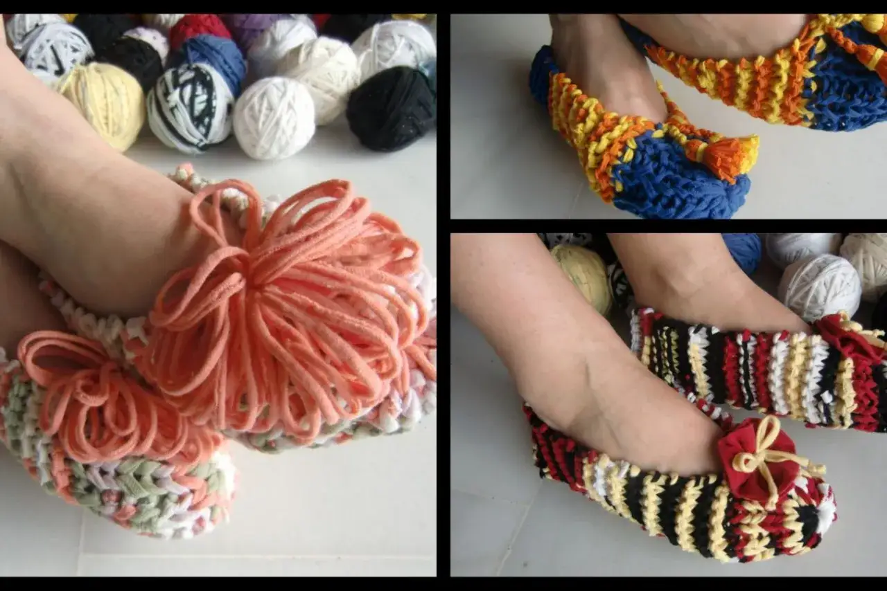 Patr&oacute;n zapatillas trapillo: zapatillas tejidas a mano con trapillo de colores, algunas con pompones.