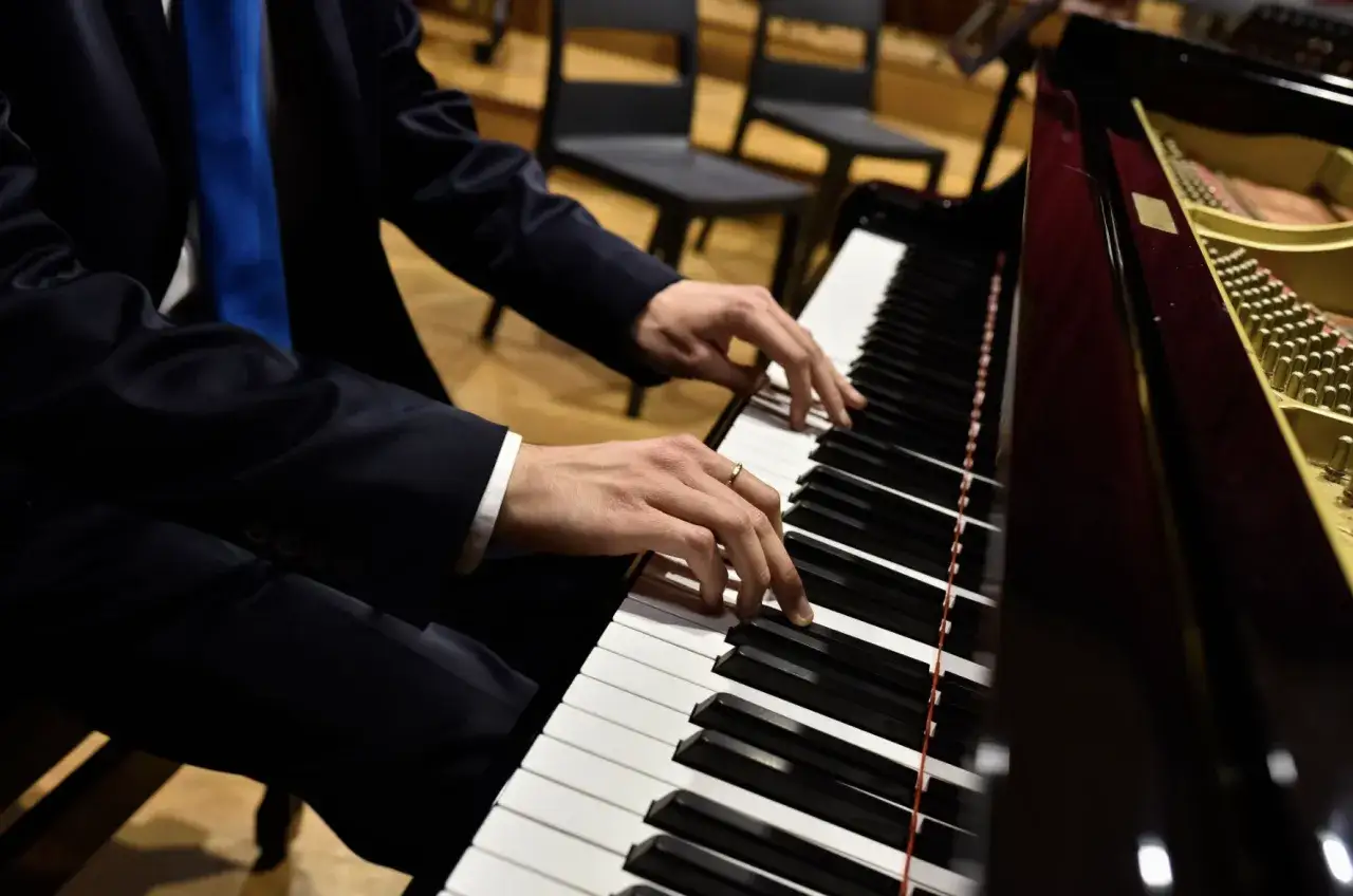 pianista w trakcie występu