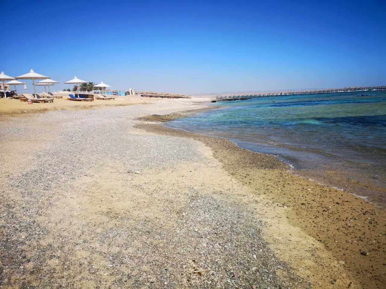 Piękna plaża w Marsa Alam. Luty to idealny czas na podziwianie pogody i kąpieli w ciepłym morzu.