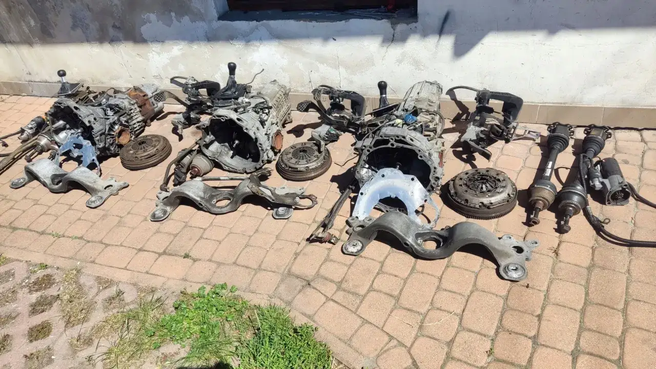 Silniki, skrzynie biegów i półosie leżą na bruku. Czy można zmieniać biegi bez sprzęgła? To pytanie dla mechanika.