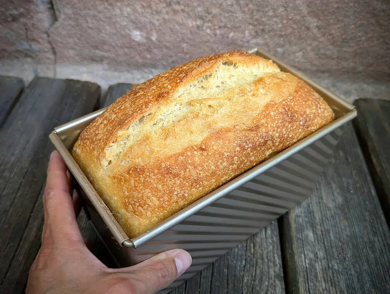 Frisch gebackenes, goldbraunes Brot in einer Kastenform. Ein Beweis für einfaches Brot backen in Kastenform.