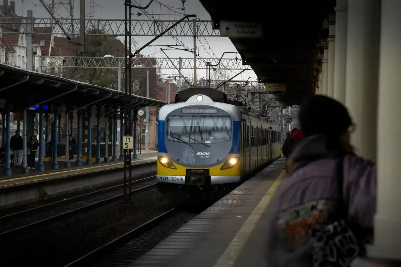 Pociąg SKM na stacji, kierunek Gdańsk. Marzysz o lotach do Malagi z Gdańska? Czas zacząć planować podróż!
